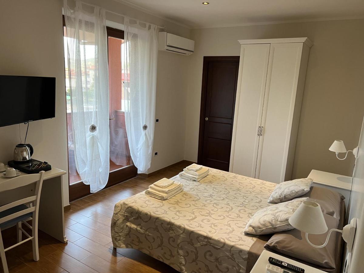 Le Pavoncelle Hotell Bosa Eksteriør bilde