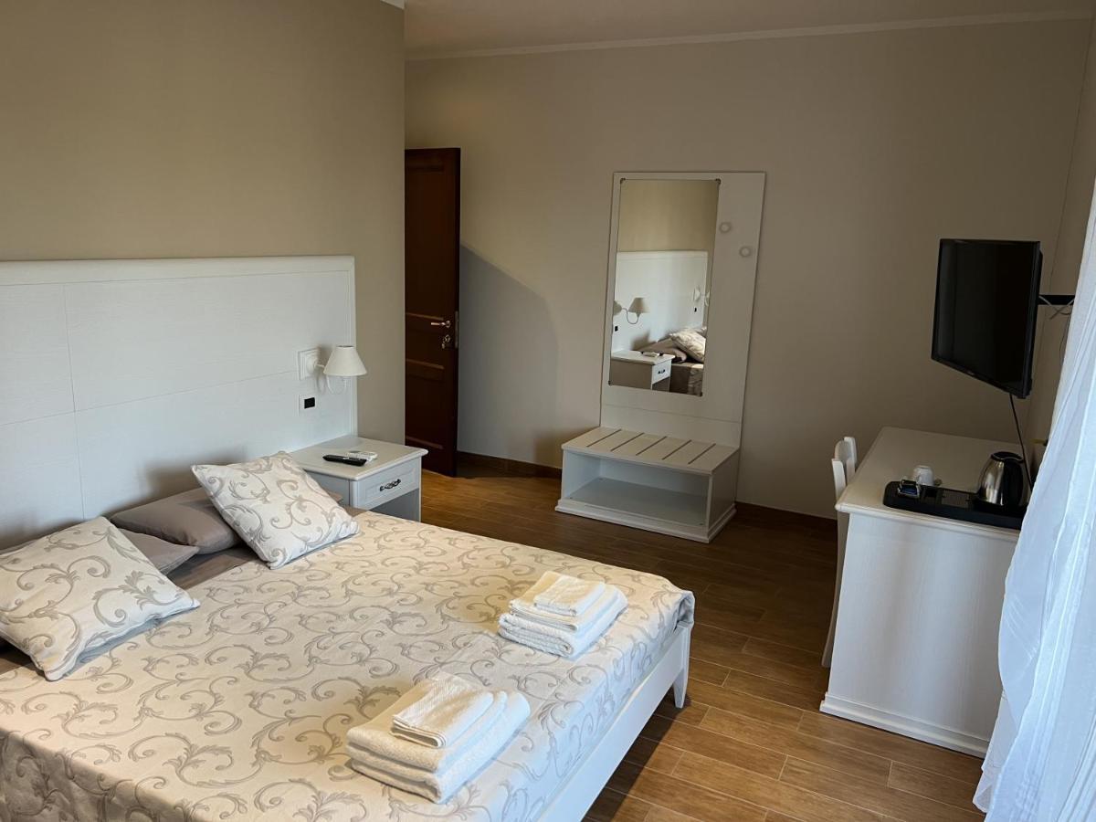 Le Pavoncelle Hotell Bosa Eksteriør bilde